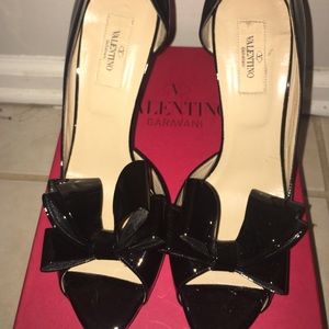 Designer Valentino black patent leather pumpsw/bow